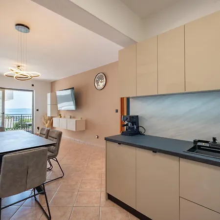 Rina With Heated Jacuzzi Apartment Split